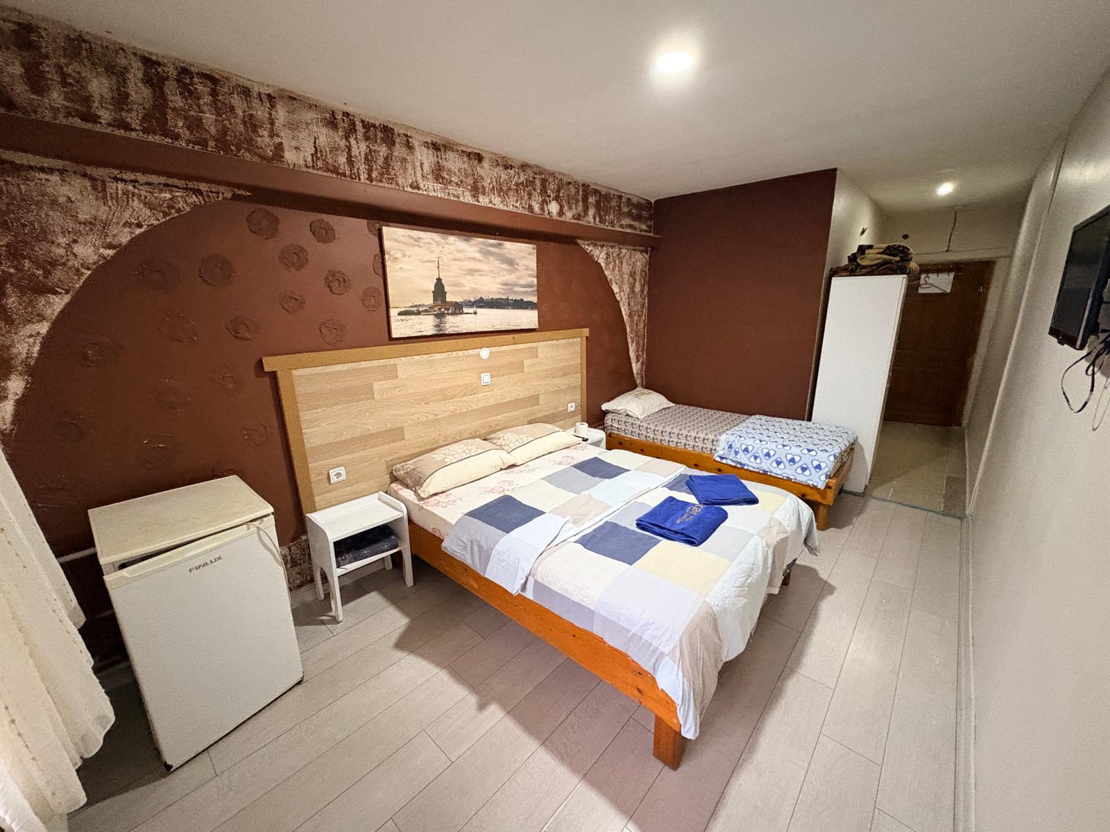 Çift kişilik odada konforlu yataklar